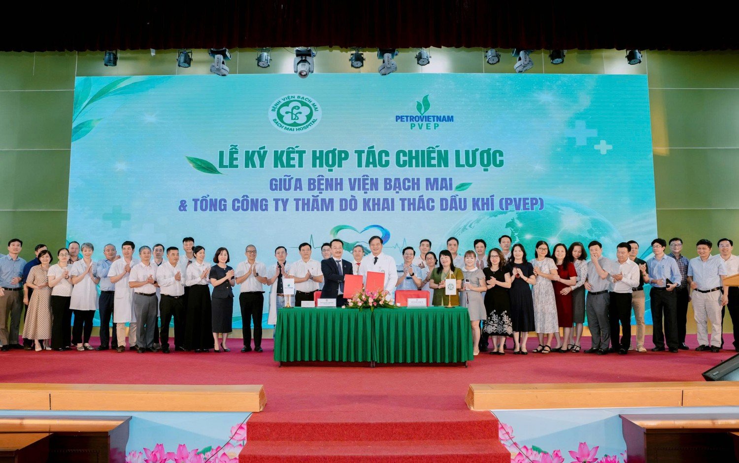 ng Nguyễn Thiện Bảo - Tổng Giám đốc PVEP cùng PGS.TS Đào Xuân Cơ - Giám đốc Bệnh viện Bạch Mai đại diện ký kết hợp tác chiến lược. Ảnh: Trần Trung ng Nguyễn Thiện Bảo - Tổng Giám đốc PVEP cùng PGS.TS Đào Xuân Cơ - Giám đốc Bệnh viện Bạch Mai đại diện ký kết hợp tác chiến lược. Ảnh: Trần Trung