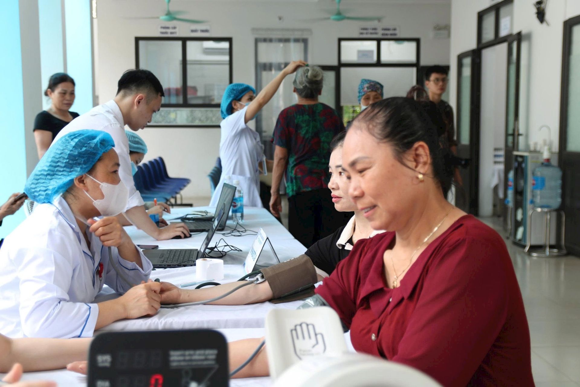 Niềm vui của người dân khi được chăm sóc sức khỏe chu đáo, tận tình. Ảnh: Thu Minh Niềm vui của người dân khi được chăm sóc sức khỏe chu đáo, tận tình. Ảnh: Thu Minh