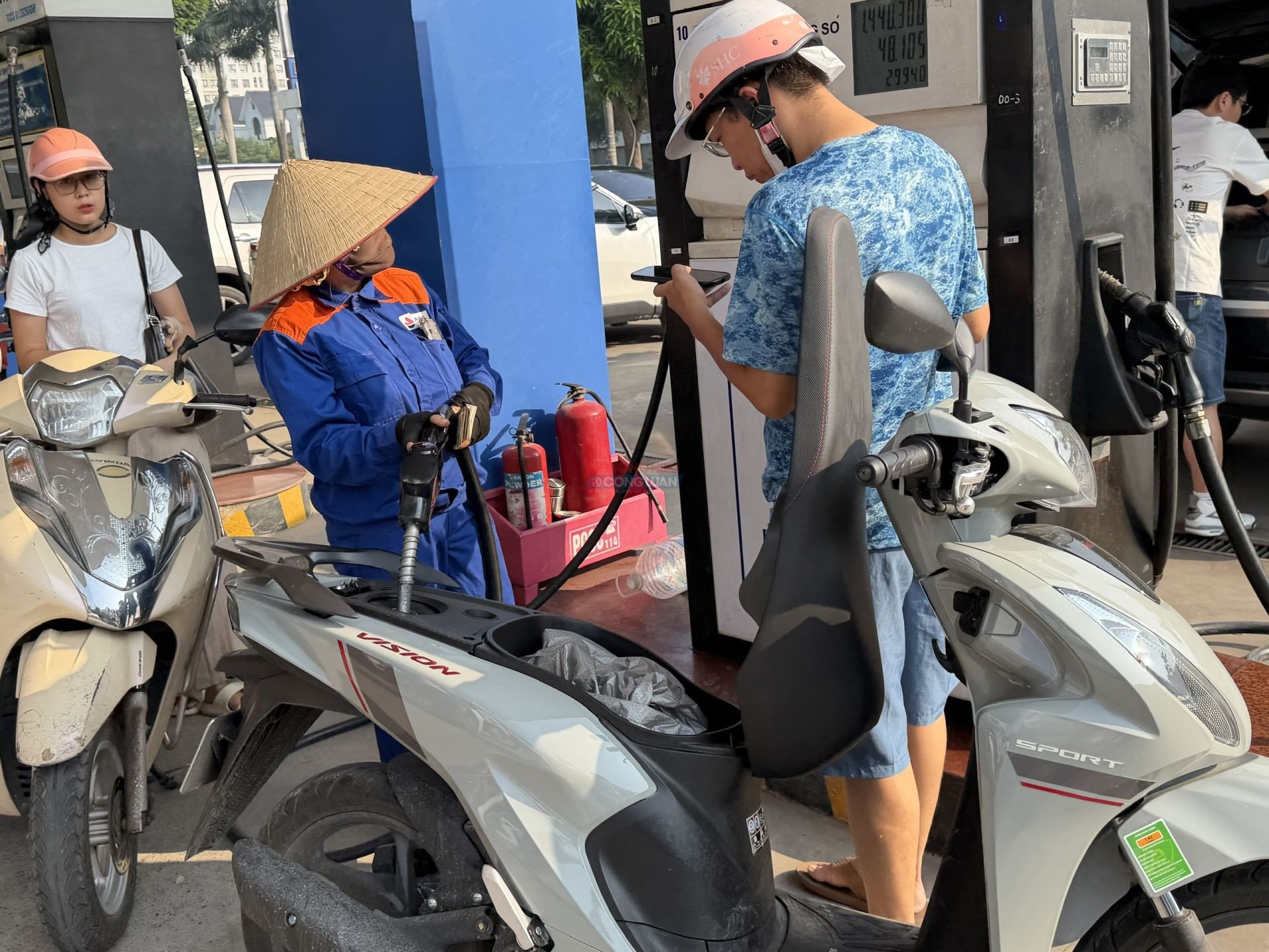 Dự thảo nghị định mới đề xuất trao quyền quyết định gi&aacute; xăng dầu cho doanh nghiệp, thay v&igrave; Nh&agrave; nước c&ocirc;ng bố một mức gi&aacute; b&aacute;n thống nhất.