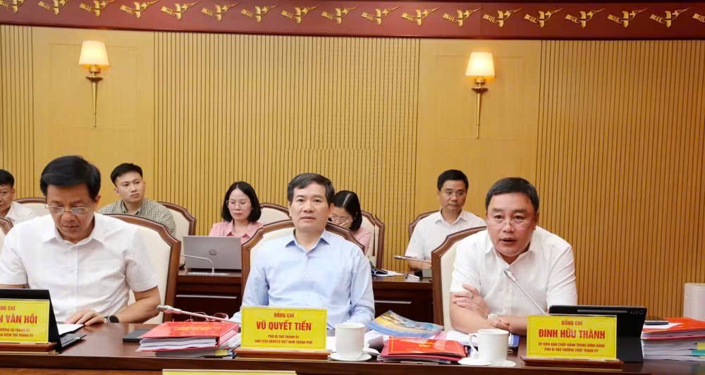 Ông Đinh Hữu Thành, Ủy viên Trung ương Đảng, Phó Bí thư Thường trực Thành ủy Quảng Ninh, phát biểu tại hội nghị Ông Đinh Hữu Thành, Ủy viên Trung ương Đảng, Phó Bí thư Thường trực Thành ủy Quảng Ninh, phát biểu tại hội nghị