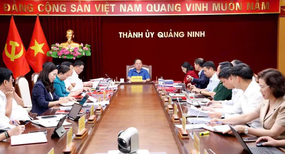 Ông Quản Minh Cường, Ủy viên Trung ương Đảng, Bí thư Thành ủy, Trưởng Đoàn ĐBQH thành phố Quảng Ninh, chủ trì hội nghị Ông Quản Minh Cường, Ủy viên Trung ương Đảng, Bí thư Thành ủy, Trưởng Đoàn ĐBQH thành phố Quảng Ninh, chủ trì hội nghị