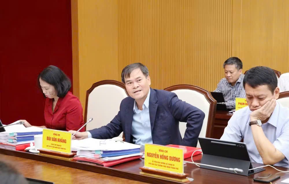 Ông Bùi Văn Khắng, Phó Bí thư Thành ủy, Chủ tịch UBND thành phố Quảng Ninh, phát biểu tại hội nghị Ông Bùi Văn Khắng, Phó Bí thư Thành ủy, Chủ tịch UBND thành phố Quảng Ninh, phát biểu tại hội nghị