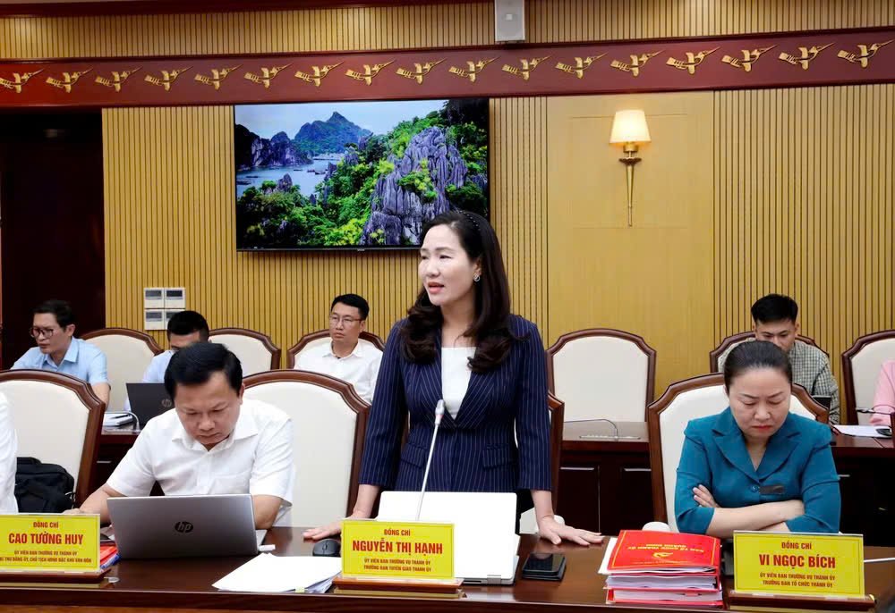 Bà Nguyễn Thị Hạnh, Ủy viên BTV, Trưởng Ban Tuyên giáo Thành ủy Quảng Ninh, phát biểu tại hội nghị Bà Nguyễn Thị Hạnh, Ủy viên BTV, Trưởng Ban Tuyên giáo Thành ủy Quảng Ninh, phát biểu tại hội nghị