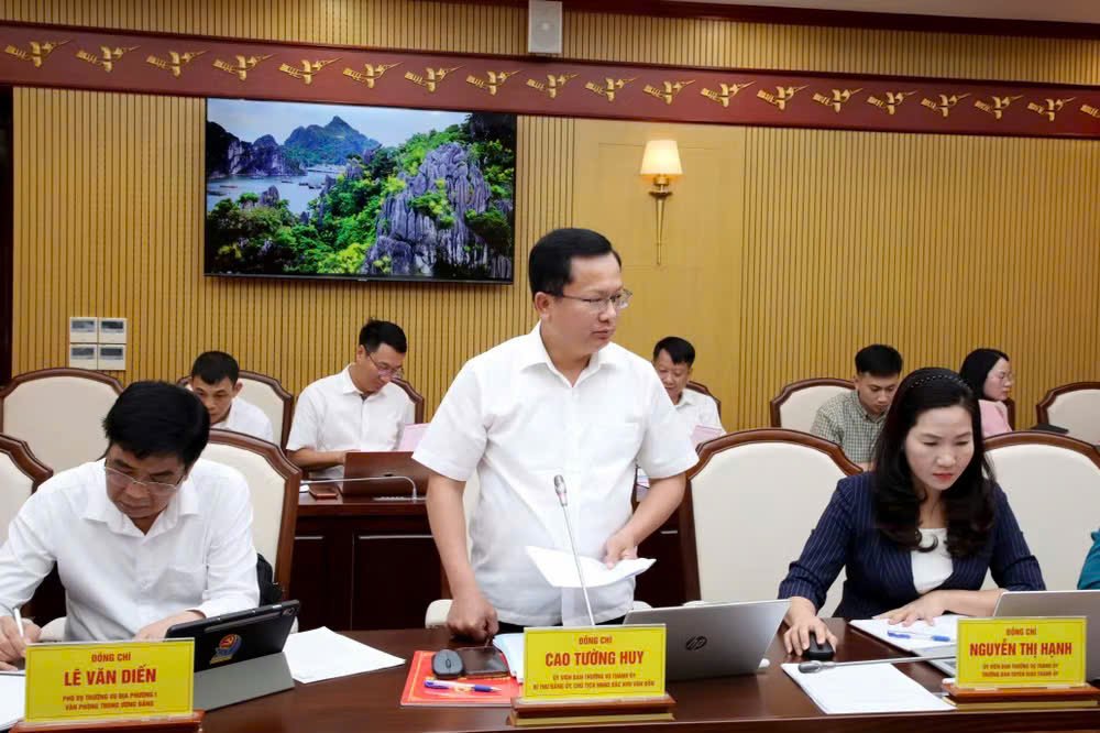 Ông Cao Tường Huy, Ủy viên BTV Thành ủy Quảng Ninh, Bí thư Đảng ủy, Chủ tịch HĐND đặc khu Vân Đồn, phát biểu tại hội nghị Ông Cao Tường Huy, Ủy viên BTV Thành ủy Quảng Ninh, Bí thư Đảng ủy, Chủ tịch HĐND đặc khu Vân Đồn, phát biểu tại hội nghị