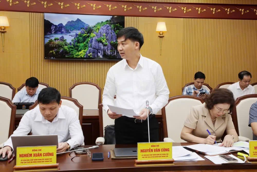 Ông Nguyễn Văn Công, Phó Chủ tịch UBND thành phố Quảng Ninh, phát biểu tại hội nghị Ông Nguyễn Văn Công, Phó Chủ tịch UBND thành phố Quảng Ninh, phát biểu tại hội nghị