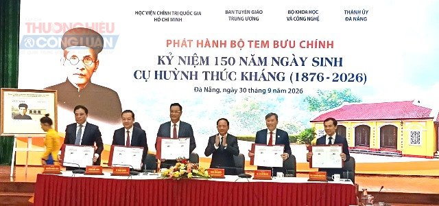 C&aacute;c đại biểu l&atilde;nh đạo Trung ương v&agrave; Th&agrave;nh ủy thực hiện nghi thức k&yacute; ph&aacute;t h&agrave;nh bộ tem bưu ch&iacute;nh kỷ niệm 150 năm ng&agrave;y sinh cụ Huỳnh Th&uacute;c Kh&aacute;ng (1876 - 2026).