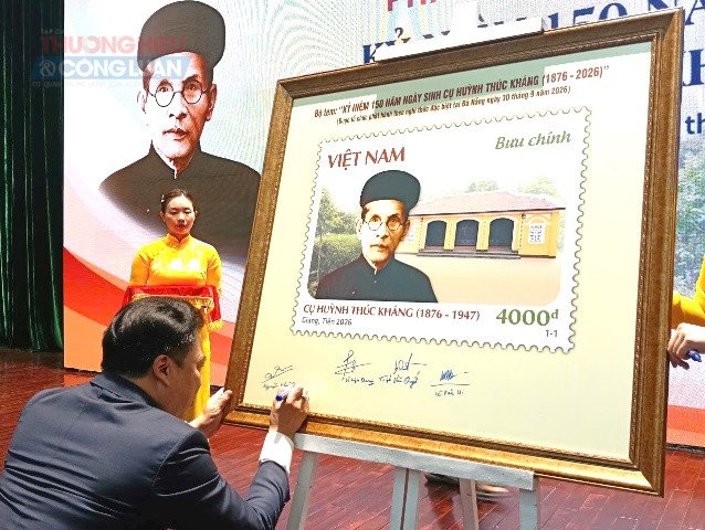 Ủy vi&ecirc;n Trung ương Đảng, Ph&oacute; B&iacute; thư Thường trực Th&agrave;nh ủy Đ&agrave; Nẵng Nguyễn Khắc To&agrave;n k&yacute; v&agrave;o tranh tem.