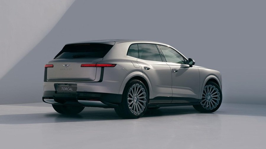G&oacute;c nh&igrave;n ph&iacute;a sau cho thấy phần vai xe rộng v&agrave; cụm đ&egrave;n hậu thanh mảnh của Bentley Torcal