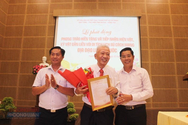 Ban tổ chức cảm ơn Nguyên Bí thư Tỉnh ủy Bà Rịa – Vũng Tàu, Trần Văn Khánh trao tặng tư liệu quý Ban tổ chức cảm ơn Nguyên Bí thư Tỉnh ủy Bà Rịa – Vũng Tàu, Trần Văn Khánh trao tặng tư liệu quý