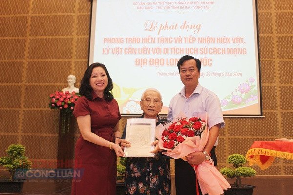 Ông Trần Anh Thiện, Phó giám đốc Bảo tàng, Thư viện Bà Rịa – Vũng Tàu (phải) trao tặng hoa, thư cảm ơn đến đến cô, bác hiến tặng hiện vật Ông Trần Anh Thiện, Phó giám đốc Bảo tàng, Thư viện Bà Rịa – Vũng Tàu (phải) trao tặng hoa, thư cảm ơn đến đến cô, bác hiến tặng hiện vật