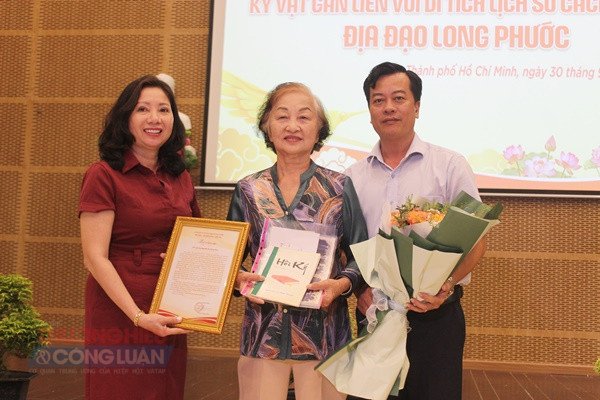 Nguyễn Thị Hồng Minh – Nguyên Phó Chủ tịch Uỷ ban thị xã Bà Rịa trao tặng cuốn hồi ký của mẹ bà để lại ghi lại quá trình hoạt động cách mạng của gia đình và Nhân dân Long Phước Nguyễn Thị Hồng Minh – Nguyên Phó Chủ tịch Uỷ ban thị xã Bà Rịa trao tặng cuốn hồi ký của mẹ bà để lại ghi lại quá trình hoạt động cách mạng của gia đình và Nhân dân Long Phước
