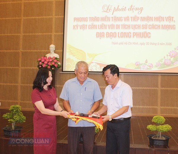 Ông Lý Thanh Bình trao tặng ba hiện vật chiến tranh Ông Lý Thanh Bình trao tặng ba hiện vật chiến tranh