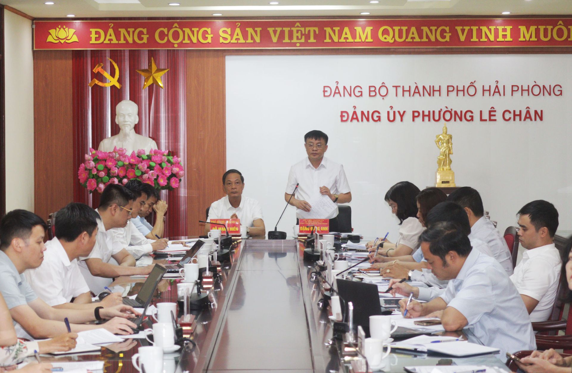 Đồng chí Đặng Đông Anh, Ủy viên Thành ủy, Bí thư Đảng ủy, Chủ tịch HĐND phường phát biểu tại Hội nghị. Đồng chí Đặng Đông Anh, Ủy viên Thành ủy, Bí thư Đảng ủy, Chủ tịch HĐND phường phát biểu tại Hội nghị.