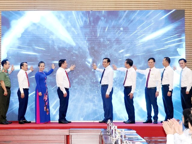 C&aacute;c đại biểu ấn n&uacute;t vận h&agrave;nh thử nghiệm Kho dữ liệu d&ugrave;ng chung v&agrave; Nền tảng ph&acirc;n t&iacute;ch, điều h&agrave;nh tỉnh.