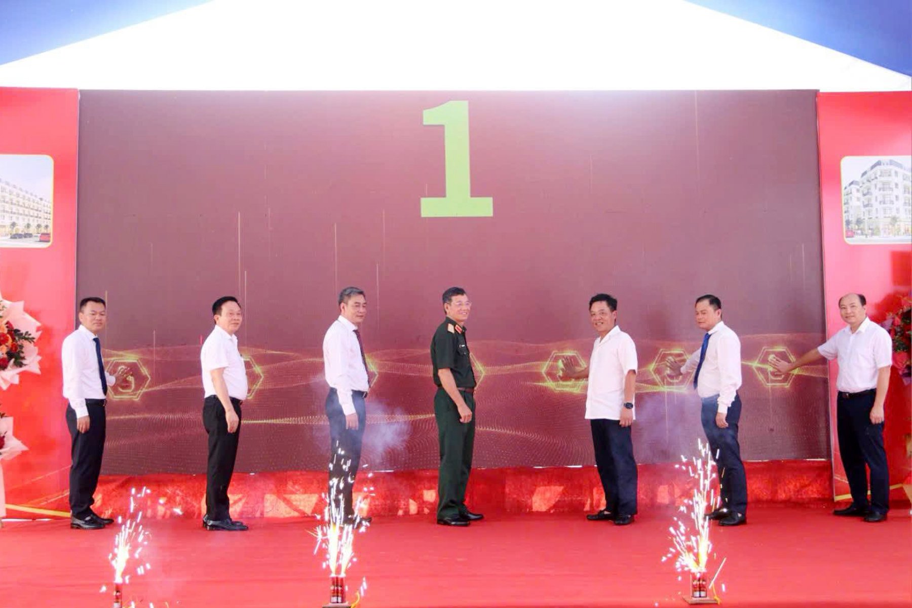 Các đại biểu thực hiện nghi thức khởi công. Các đại biểu thực hiện nghi thức khởi công.