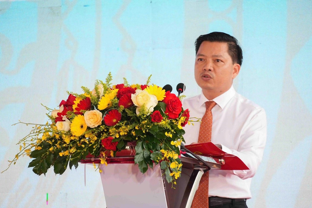Ông Nguyễn Văn Cà Lơ Anh, Chủ đầu tư phát biểu cam kết thực hiện dự án đúng tiến độ, đảm bảo chất lượng... Ông Nguyễn Văn Cà Lơ Anh, Chủ đầu tư phát biểu cam kết thực hiện dự án đúng tiến độ, đảm bảo chất lượng...