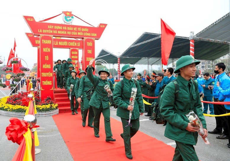 Thanh ni&ecirc;n Ninh B&igrave;nh hăng h&aacute;i l&ecirc;n đường nhập ngũ (năm 2025)