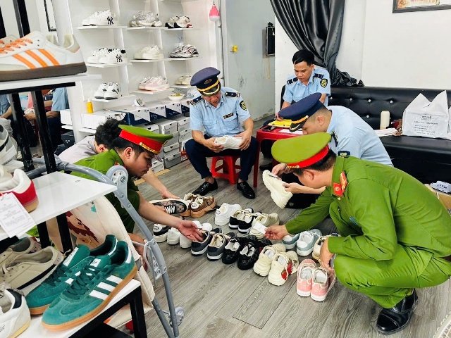 Quản lý thị trường Hà Tĩnh tăng cường kiểm soát thị trường cuối năm. Quản lý thị trường Hà Tĩnh tăng cường kiểm soát thị trường cuối năm.