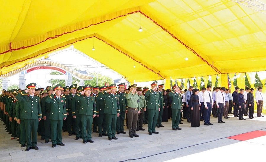 Các đại biểu dành phút mặc niệm tri ân các anh hùng liệt sĩ Các đại biểu dành phút mặc niệm tri ân các anh hùng liệt sĩ