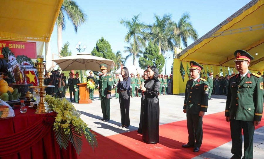 Phó bí thư Đảng ủy Chính phủ Nguyễn Thị Tuyến thành kính dâng hương các anh hùng liệt sĩ Phó bí thư Đảng ủy Chính phủ Nguyễn Thị Tuyến thành kính dâng hương các anh hùng liệt sĩ