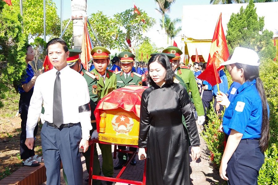 Phó bí thư Đảng ủy Chính phủ Nguyễn Thị Tuyến và Bí thư Tỉnh ủy Quảng Trị Vương Quốc Tuấn thực hiện nghi thức di chuyển hài cốt liệt sĩ đến nơi an táng Phó bí thư Đảng ủy Chính phủ Nguyễn Thị Tuyến và Bí thư Tỉnh ủy Quảng Trị Vương Quốc Tuấn thực hiện nghi thức di chuyển hài cốt liệt sĩ đến nơi an táng
