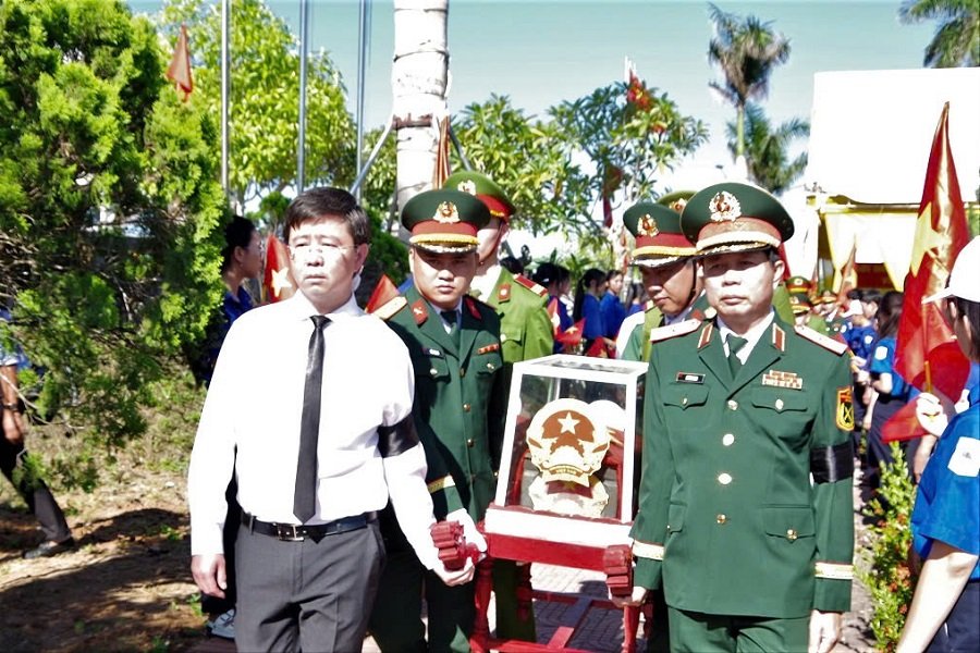 Thiếu tướng Lê Văn Trung, Phó chính ủy Quân khu 4 và Chủ tịch UBND tỉnh Quảng Trị Bùi Hoàng Phương thực hiện nghi thức di chuyển hài cốt liệt sĩ đến nơi an táng Thiếu tướng Lê Văn Trung, Phó chính ủy Quân khu 4 và Chủ tịch UBND tỉnh Quảng Trị Bùi Hoàng Phương thực hiện nghi thức di chuyển hài cốt liệt sĩ đến nơi an táng