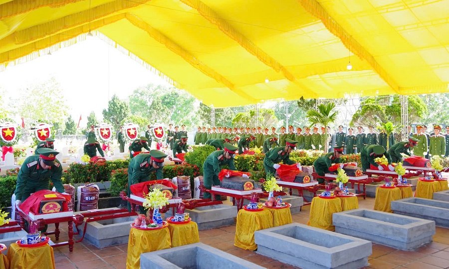 Nghi thức an táng 30 hài cốt liệt sĩ ở Nghĩa trang Liệt sĩ Quảng Trị Nghi thức an táng 30 hài cốt liệt sĩ ở Nghĩa trang Liệt sĩ Quảng Trị