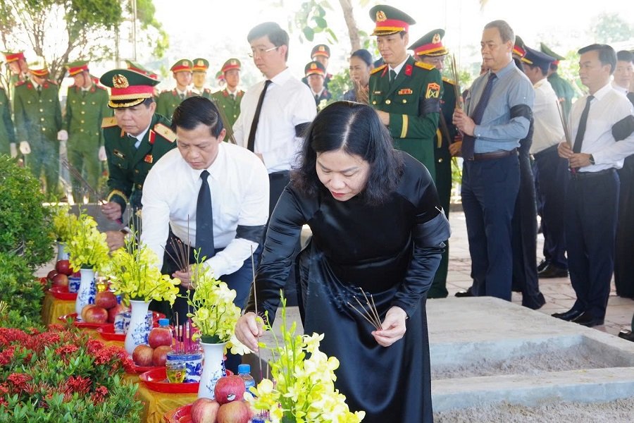 Các đại biểu dâng hương tri ân tại phần mộ các anh hùng liệt sĩ Các đại biểu dâng hương tri ân tại phần mộ các anh hùng liệt sĩ