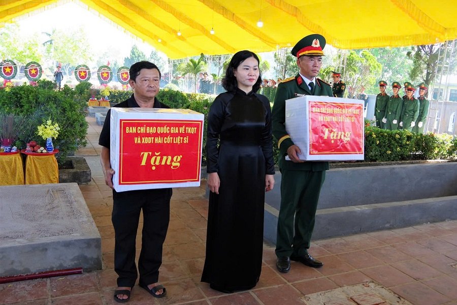 Tặng quà động viên các lực lượng tìm kiếm hài cốt liệt sĩ Tặng quà động viên các lực lượng tìm kiếm hài cốt liệt sĩ