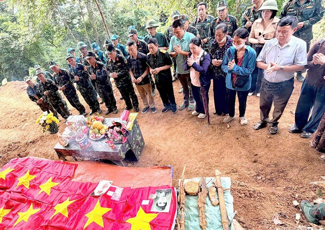 Lực lượng chức năng tỉnh Tuyên Quang thực hiện cất bốc, quy tập hai hài cốt liệt sĩ. Ảnh: BTQ Lực lượng chức năng tỉnh Tuyên Quang thực hiện cất bốc, quy tập hai hài cốt liệt sĩ. Ảnh: BTQ