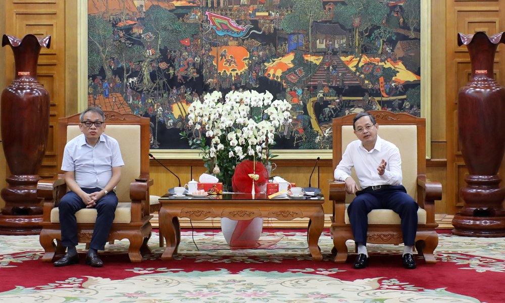 Đồng ch&iacute; Phạm Ho&agrave;ng Sơn giới thiệu về những tiềm năng của th&agrave;nh phố Bắc Ninh trong ph&aacute;t triển c&ocirc;ng nghiệp, thu h&uacute;t đầu tư.