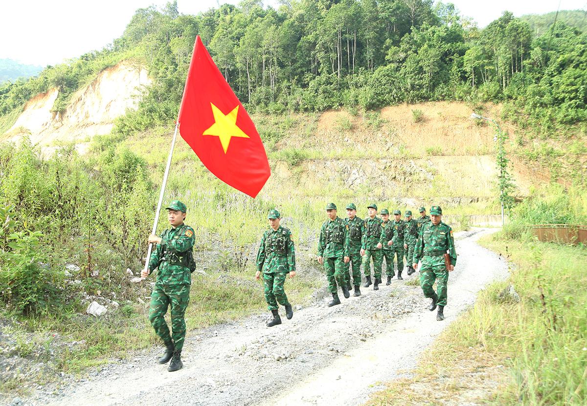 C&aacute;n bộ Đồn Bi&ecirc;n ph&ograve;ng Cửa khẩu quốc tế Thanh Thủy tham gia tuần tra li&ecirc;n hợp. Ảnh: BTQ