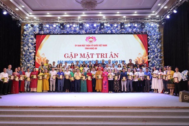 Lãnh đạo Mặt trận Tổ quốc tỉnh đã trao biểu trưng tri ân, tặng hoa cảm ơn 72 tập thể, CLB, nhóm đã có nhiều đóng góp cho hoạt động thiện nguyện trên địa bàn Nghệ An. Lãnh đạo Mặt trận Tổ quốc tỉnh đã trao biểu trưng tri ân, tặng hoa cảm ơn 72 tập thể, CLB, nhóm đã có nhiều đóng góp cho hoạt động thiện nguyện trên địa bàn Nghệ An.