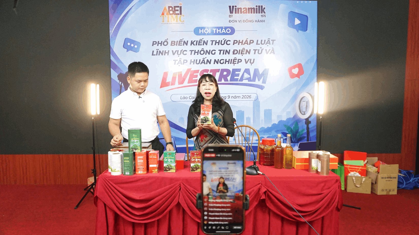 Hơn 200 hội vi&ecirc;n n&ocirc;ng d&acirc;n, phụ nữ, hợp t&aacute;c x&atilde; v&agrave; doanh nghiệp tại L&agrave;o Cai được trang bị kiến thức ph&aacute;p luật, kỹ năng livestream