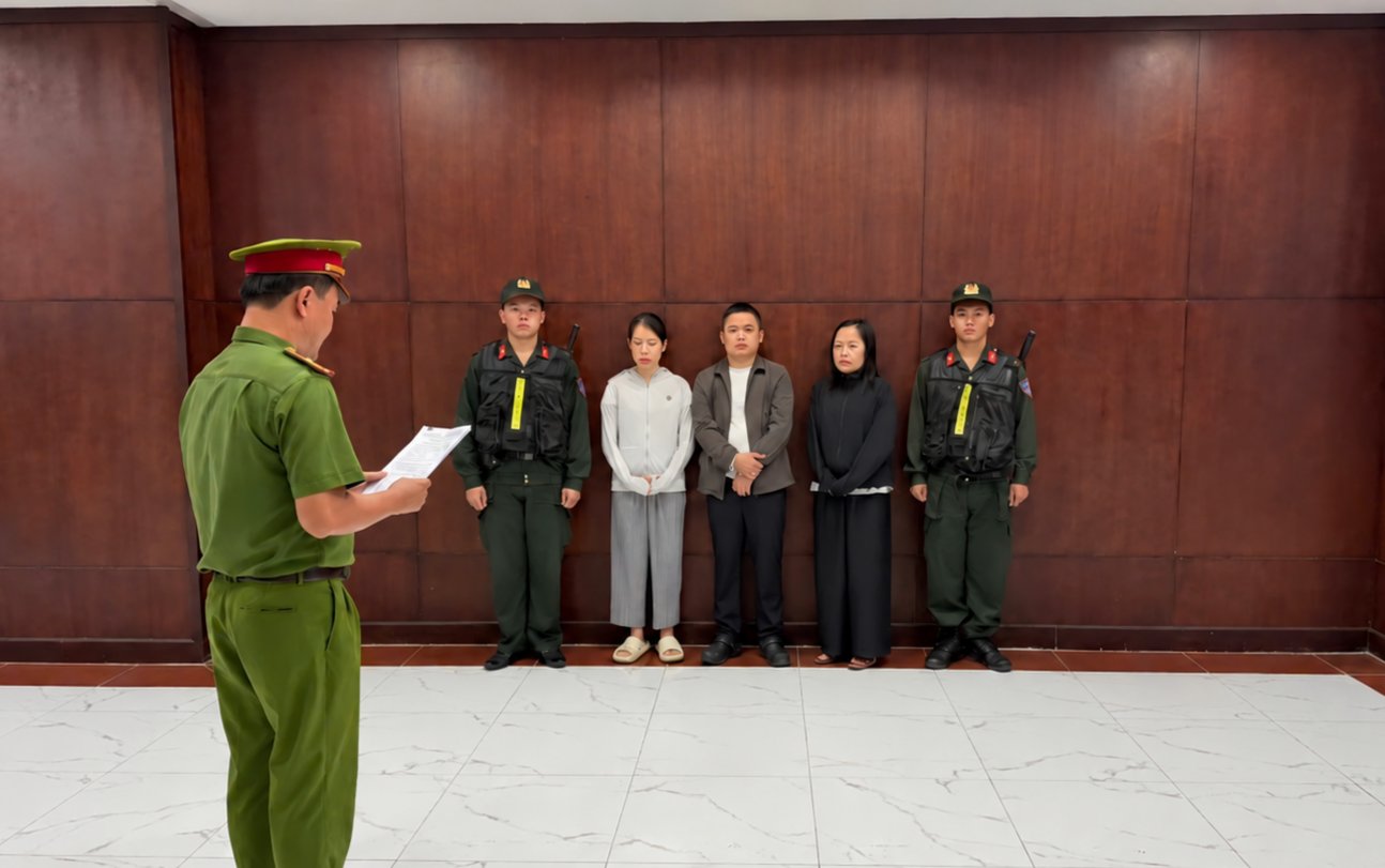 Cơ quan Cảnh s&aacute;t điều tra C&ocirc;ng an Th&agrave;nh phố Hồ Ch&iacute; Minh tống đạt c&aacute;c quyết định v&agrave; lệnh đối với 03 đối tượng. Ảnh: C&ocirc;ng an cung cấp