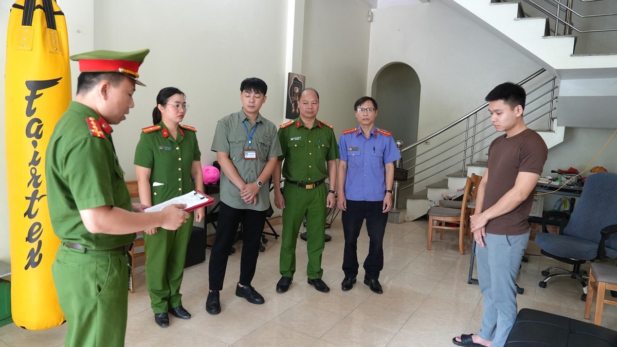 Cơ quan Cảnh sát điều tra Công an tỉnh Lào Cai tống đạt quyết định đối với Ngô Bá Mạnh. Ảnh: Công an cung cấp Cơ quan Cảnh sát điều tra Công an tỉnh Lào Cai tống đạt quyết định đối với Ngô Bá Mạnh. Ảnh: Công an cung cấp
