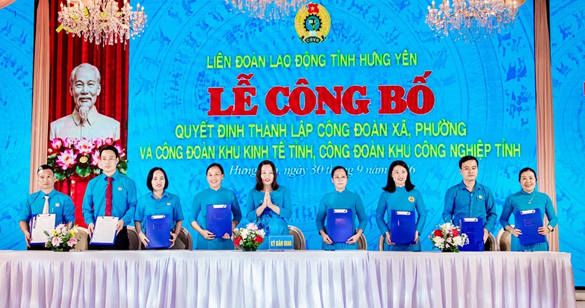 C&aacute;c đơn vị k&yacute; kết bi&ecirc;n bản b&agrave;n giao c&ocirc;ng đo&agrave;n cơ sở, đo&agrave;n vi&ecirc;n. Ảnh Đức Tuấn