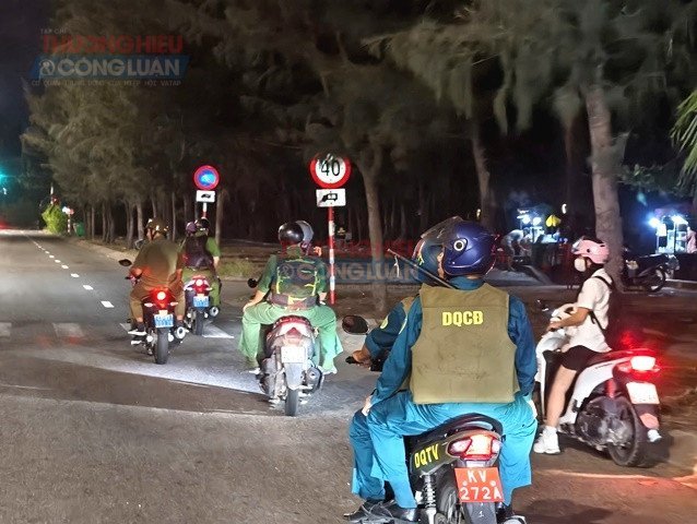 &ocirc;ng an phường Hải V&acirc;n chủ tr&igrave;, phối hợp Đồn Bi&ecirc;n ph&ograve;ng Hải V&acirc;n, lực lượng Qu&acirc;n sự phường v&agrave; lực lượng tham gia bảo vệ ANTT ở cơ sở.