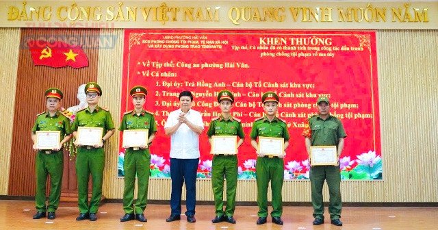 Khen thưởng c&aacute;c tập thể, c&aacute; nh&acirc;n c&oacute; th&agrave;nh t&iacute;ch xuất sắc.