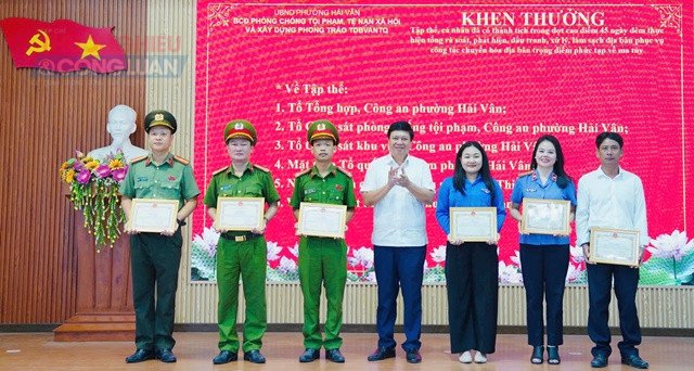 Khen thưởng c&aacute;c tập thể, c&aacute; nh&acirc;n c&oacute; th&agrave;nh t&iacute;ch xuất sắc.