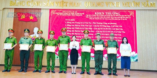 Khen thưởng c&aacute;c tập thể, c&aacute; nh&acirc;n c&oacute; th&agrave;nh t&iacute;ch xuất sắc.