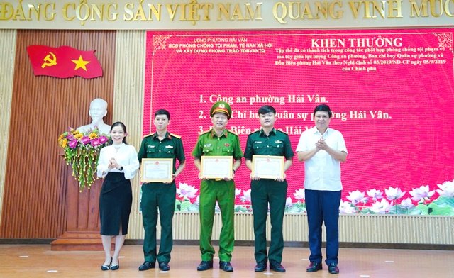 Khen thưởng c&aacute;c tập thể, c&aacute; nh&acirc;n c&oacute; th&agrave;nh t&iacute;ch xuất sắc.