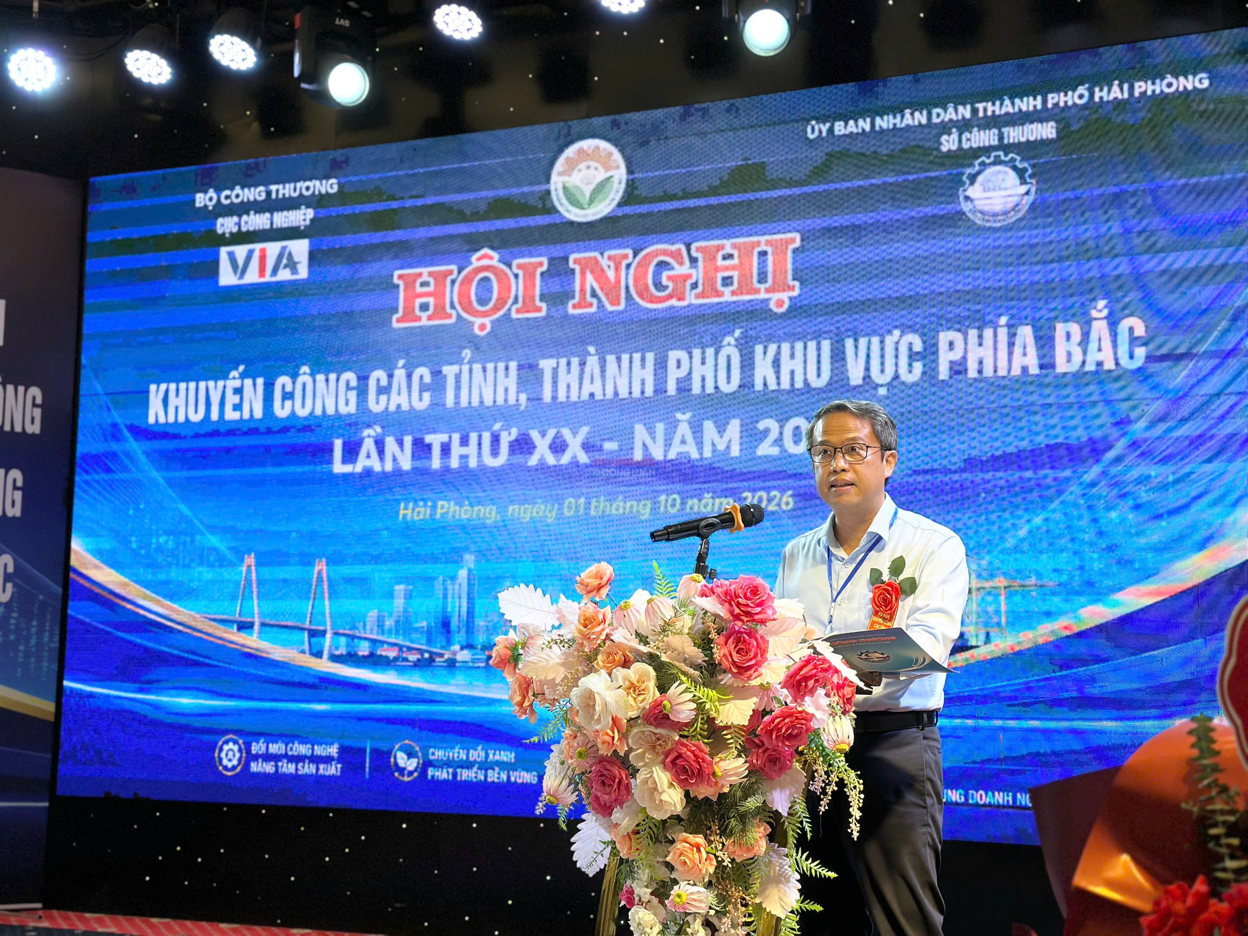 Đồng chí Nguyễn Hoàng Long, Thành uỷ viên, Giám đốc Sở Công Thương Hải Phòng phát biểu tại hội nghị. Đồng chí Nguyễn Hoàng Long, Thành uỷ viên, Giám đốc Sở Công Thương Hải Phòng phát biểu tại hội nghị.