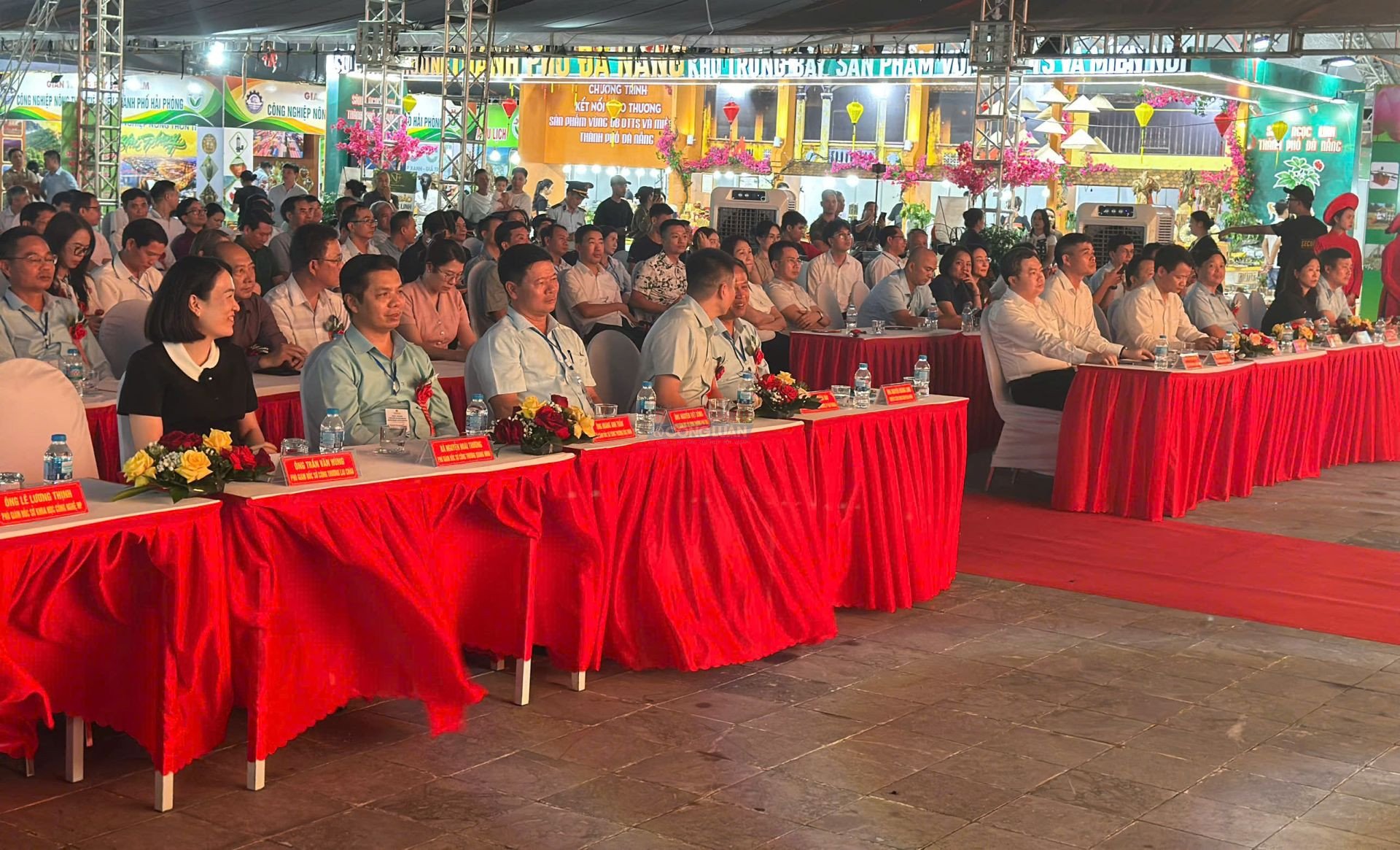Các đại biểu tham dự lễ khai mạc. Các đại biểu tham dự lễ khai mạc.