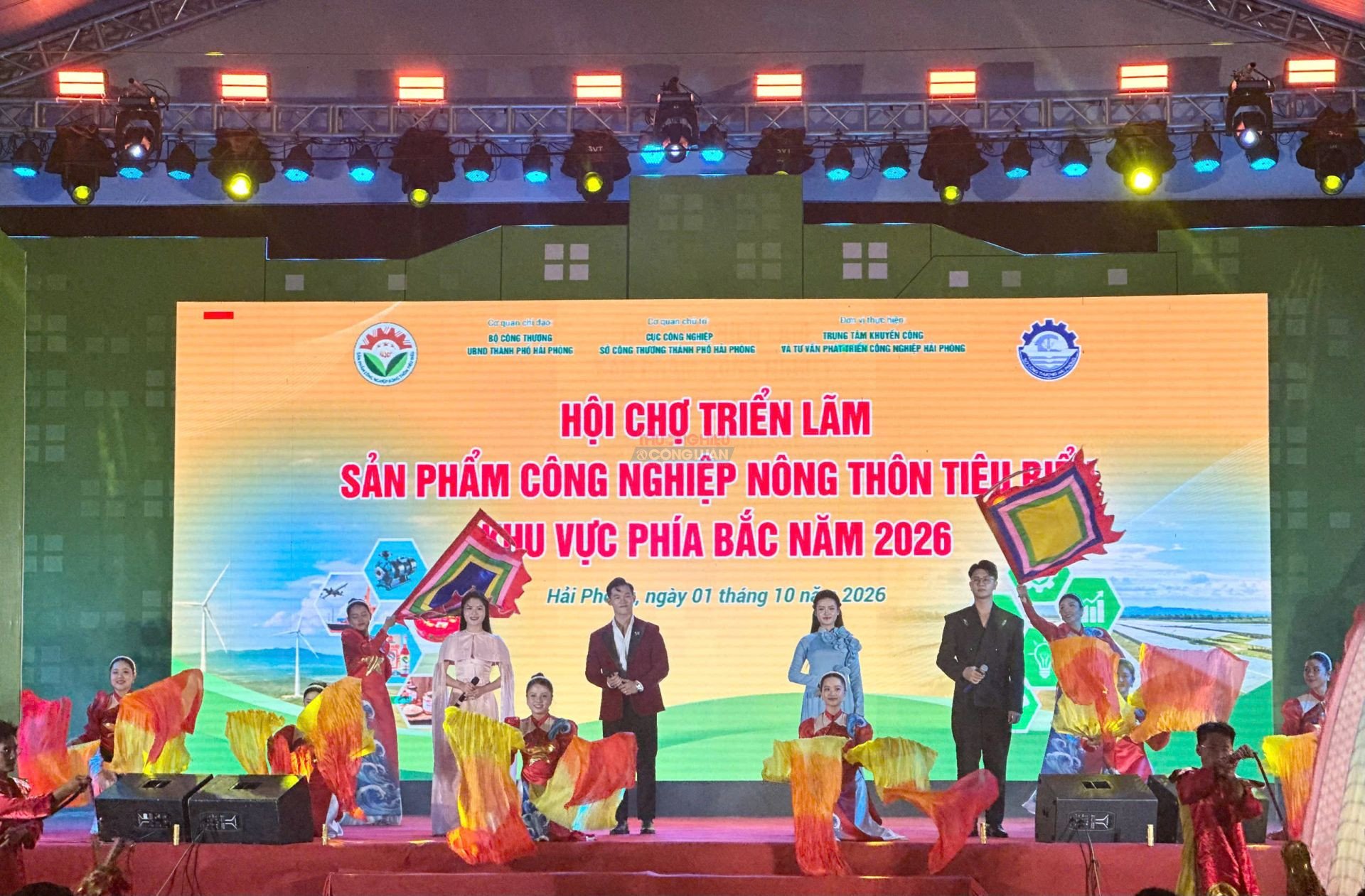 Văn nghệ chào mừng tại lễ khai mạc. Văn nghệ chào mừng tại lễ khai mạc.