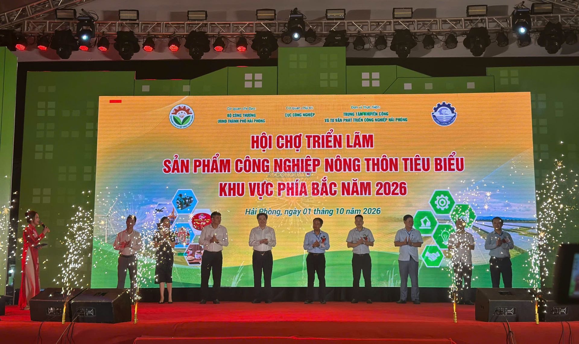 Các đại biểu thực hiện nghi thức khai mạc. Các đại biểu thực hiện nghi thức khai mạc.