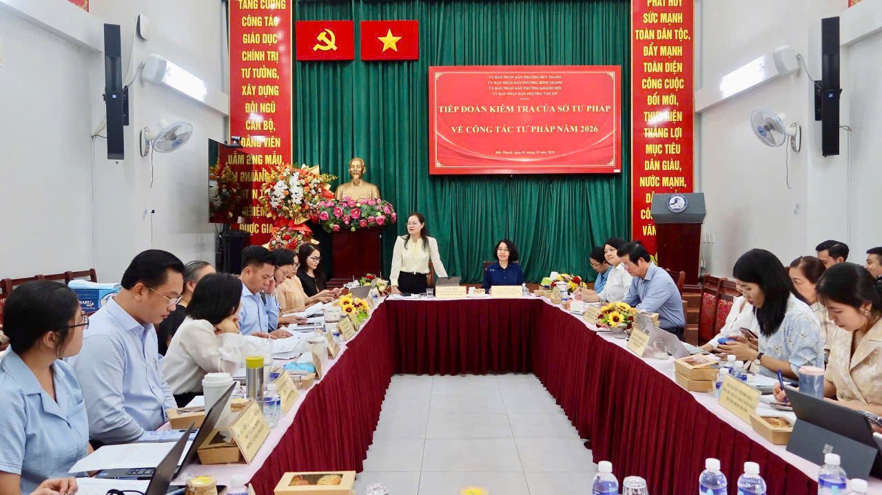 Bà Nguyễn Thị Hồng Hạnh, Giám đốc Sở Tư pháp TP.HCM, chủ trì buổi làm việc với các phường. Bà Nguyễn Thị Hồng Hạnh, Giám đốc Sở Tư pháp TP.HCM, chủ trì buổi làm việc với các phường.