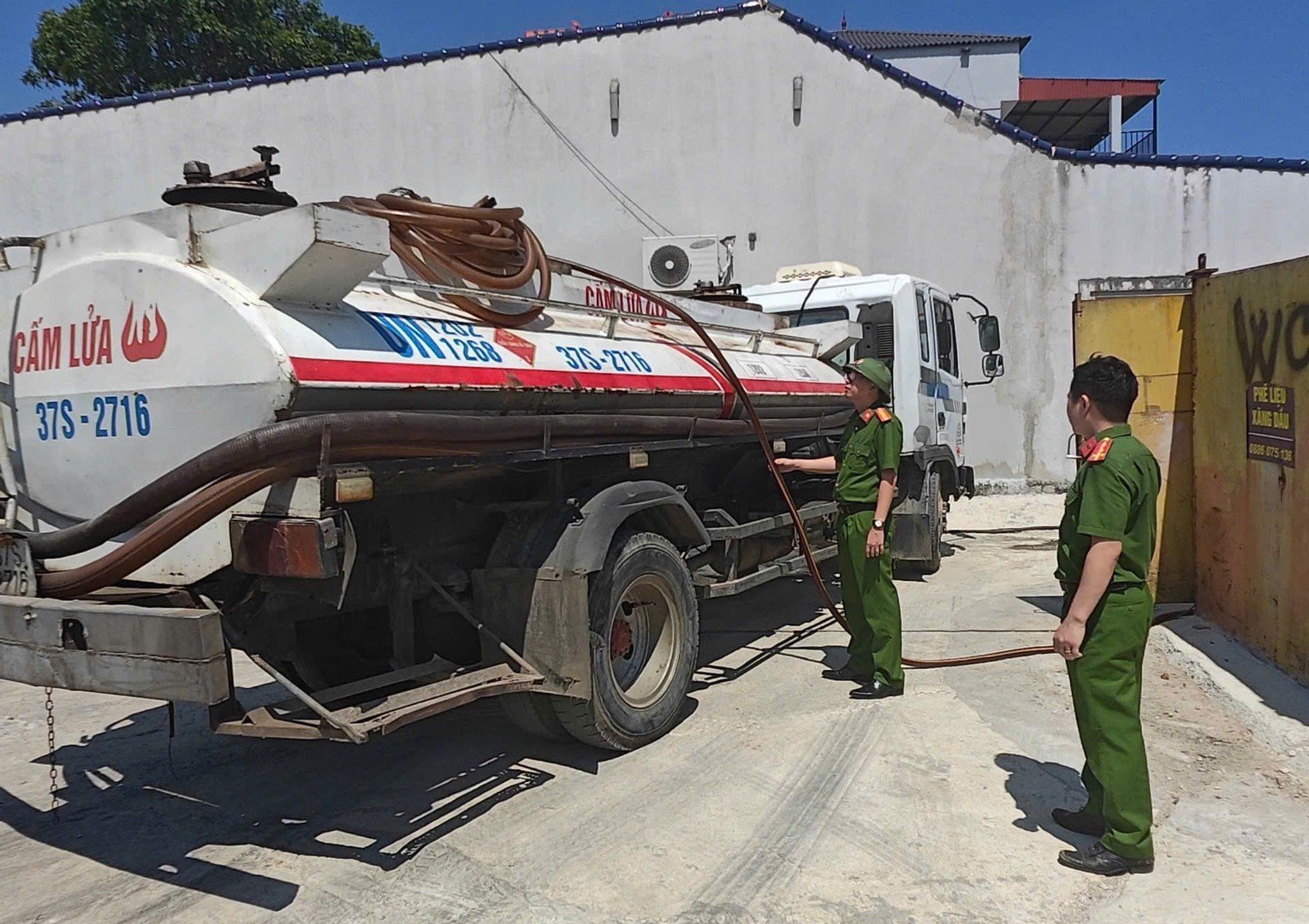 Lực lượng chức năng ph&aacute;t hiện xe &ocirc; t&ocirc; đang h&uacute;t chất lỏng nghi l&agrave; dầu DO từ bể chứa tại cơ sở thu mua phế liệu.