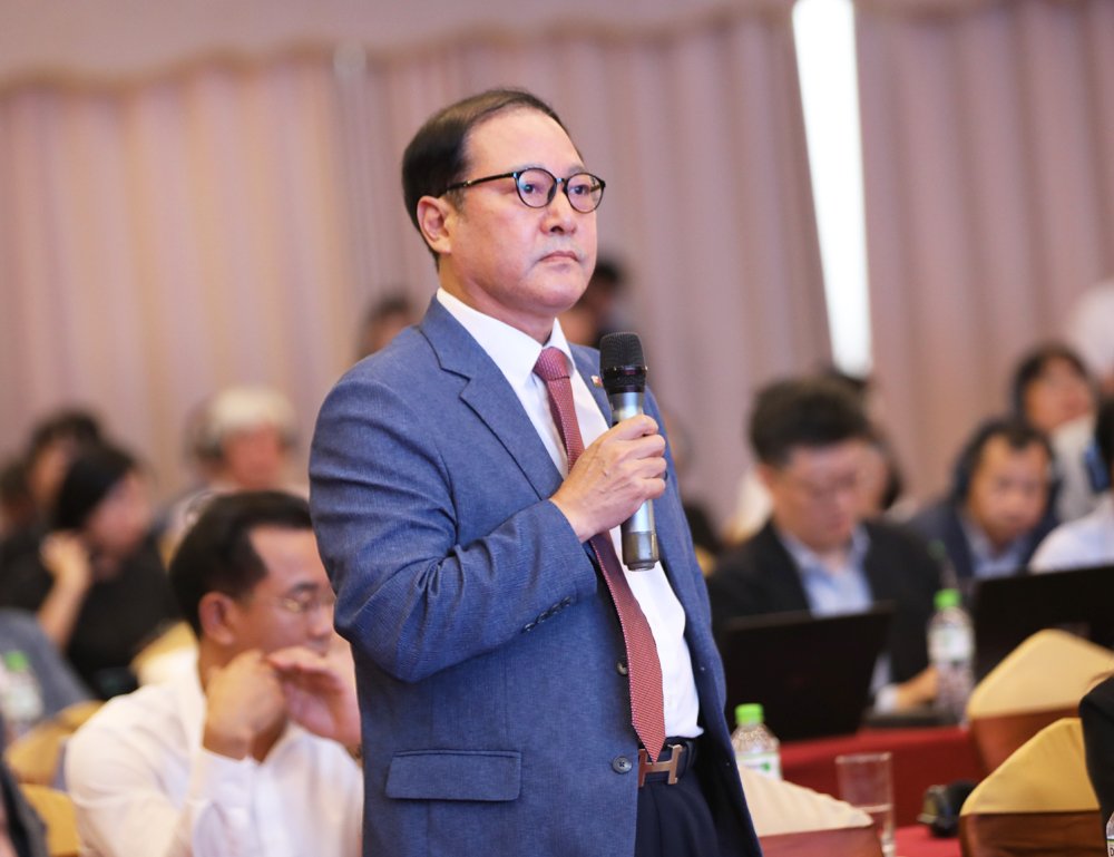 Đại diện doanh nghiệp nêu ý kiến tại hội nghị. Đại diện doanh nghiệp nêu ý kiến tại hội nghị.