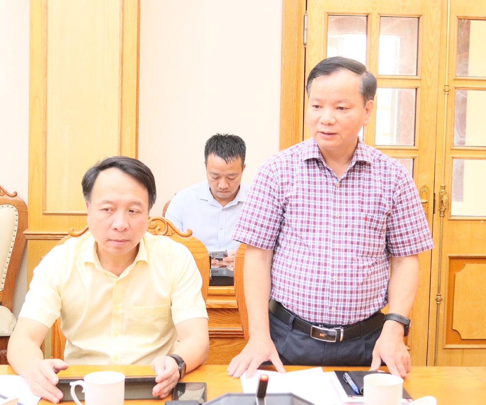 Đại diện Trường Đại học B&aacute;ch Khoa H&agrave; Nội tr&igrave;nh b&agrave;y một số nội dung tại buổi l&agrave;m việc.